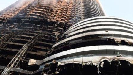 En la mañana de este 1 de enero, los 63 pisos del hotel Address Downton de Dubai seguía ardiendo lentamente la primera mañana de 2016. Foto: Cortesía Gobierno de Dubai