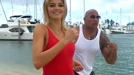 'The Rock' publicó imágenes de Kelly Rohrbach en escenas del rodaje de la cinta, con el icónico traje rojo del personaje que Pamela Anderson inmortalizó en la pantalla chica de 1992 a 1997. (Tomada de Sports Illustrated)