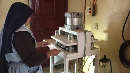 En total, la Orden de Santa Clara preparará 50 mil hostias para los feligreses, 500 para los padres y 15 para el Papa Francisco, de 15 centímetros de diámetro.