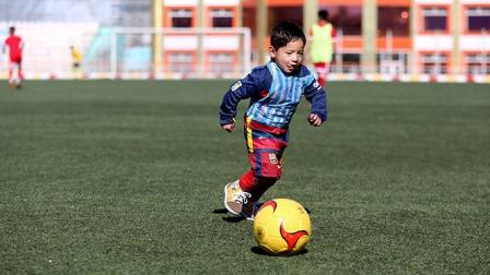 La Federación Afgana de Futbol se enteró de la historia del pequeño y le dio la oportunidad de jugar con su equipo juvenil (AP)