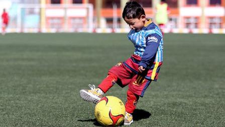 La Federación Afgana de Futbol se enteró de la historia del pequeño y le dio la oportunidad de jugar con su equipo juvenil (AP)