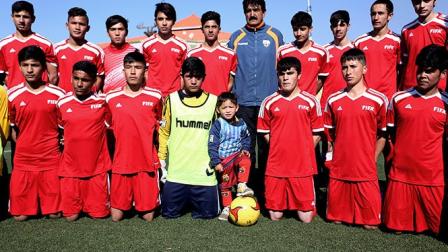 La Federación Afgana de Futbol se enteró de la historia del pequeño y le dio la oportunidad de jugar con su equipo juvenil (AP)