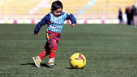 La Federación Afgana de Futbol se enteró de la historia del pequeño y le dio la oportunidad de jugar con su equipo juvenil (AP)