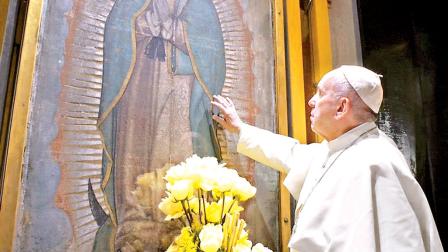 El Papa pudo rezar ante la Virgen Morena en el camerín de la Basílica. Al exterior los fieles coreaban vivas al Papa, a la Virgen y a Cristo Rey. Foto: AFP