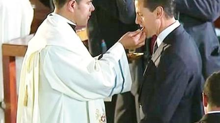 El presidente Enrique Peña Nieto comulgó ayer en la misa oficiada por el Papa, estuvo acompañado de su esposa Angélica Rivera de Peña y su familia. Foto: Especial