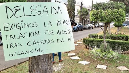 Vecinos colocaron cartulinas afuera de la casa de Xóchitl Gálvez a manera de protesta permanente. Piden tener casetas otra vez. Foto: Jaime Boites