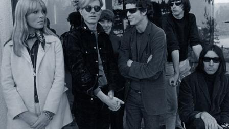 Los integrantes de The Velvet Underground, con la modelo alemana Nico y el artista Andy Warhol, en Hollywood en 1966, en una de las imágenes que forma parte de la exposición que alberga la nueva Filármonica de París, hasta el 21 de agosto. (EFE)