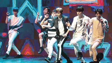 El grupo Infinite interpretó tres temas durante su presentación: Back, Love Letter y Bad. 
