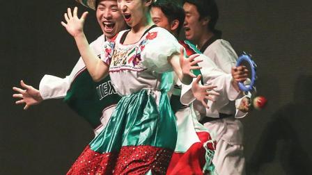 Menores coreanos portaron trajes típicos de México y bailaron al ritmo de La Bamba y el Gangnam Style, tema de Psy, 