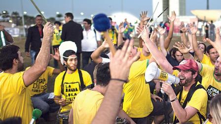 Detractores de la presidenta Rousseff marcharon ayer para exigir que se haga justicia y se apruebe el juicio político contra Dilma. Foto: AP