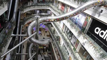 Centro comercial chino cambia las escaleras por un enorme tobogán