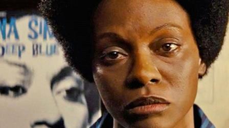 'Nina', que se estrenará este viernes en EU, ha enfrentado a defensores del filme contra seguidores de Nina Simone acerca, entre otros aspectos, de la pertinencia de que Zoe Saldana, hija de madre puertorriqueña y padre dominicano, sea una actriz apropiada para interpretar a la legendaria cantante negra. (Ealing Studios)