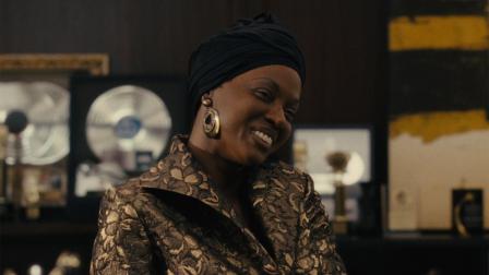 'Nina', que se estrenará este viernes en EU, ha enfrentado a defensores del filme contra seguidores de Nina Simone acerca, entre otros aspectos, de la pertinencia de que Zoe Saldana, hija de madre puertorriqueña y padre dominicano, sea una actriz apropiada para interpretar a la legendaria cantante negra. (Ealing Studios)
