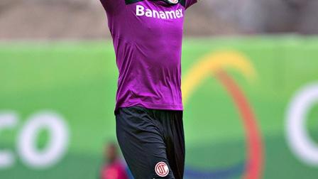 Alfredo Talavera celebra la victoria del Toluca sobre el América en el Estadio Azteca (Mexsport)