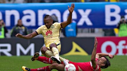 El Toluca reclamó una falta por esta acción (Mexsport)