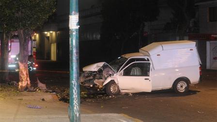 El conductor de la camioneta blanca murió al impactar el vehículo. (Foto: Cuartoscuro)