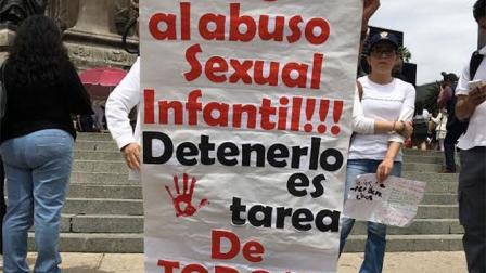Padres de los niños presuntamente abusados sexualmente en el colegio Montessori Matatena, se manifestaron en el Ángel de la Independencia. Foto: Antonio García 