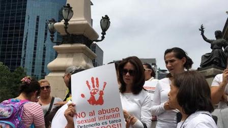 Padres de los niños presuntamente abusados sexualmente en el colegio Montessori Matatena, se manifestaron en el Ángel de la Independencia. Foto: Antonio García 