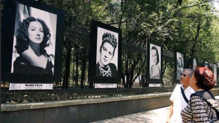 La exposición fotográfica "La Mejor Actriz" estará en las rejas del Bosque de Chapultepec hasta el 19 de junio. Foto: Gobierno de la Ciudad de México.