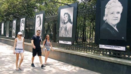 La exposición fotográfica "La Mejor Actriz" estará en las rejas del Bosque de Chapultepec hasta el 19 de junio. Foto: Gobierno de la Ciudad de México.