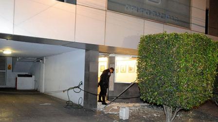 Un artefacto de fabricación casera estalló en la puerta de unas oficinas ubicadas en la colonia Nápoles. Foto: Cuartoscuro