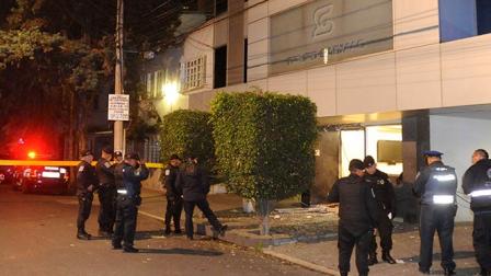 Un artefacto de fabricación casera estalló en la puerta de unas oficinas ubicadas en la colonia Nápoles. Foto: Cuartoscuro