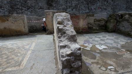 Ruinas ancestrales romanas descubiertas durante excavaciones para una nueva línea del metro en Roma. 