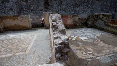 Ruinas ancestrales romanas descubiertas durante excavaciones para una nueva línea del metro en Roma. 