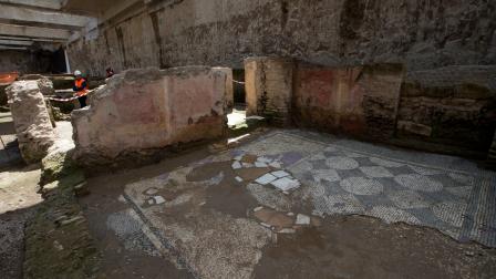 Ruinas ancestrales romanas descubiertas durante excavaciones para una nueva línea del metro en Roma. 