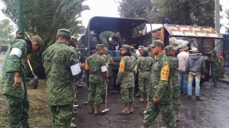 Personal del Ejército apoya en la zona afectada por la lluvia de anoche. Foto: Mirna Andrade