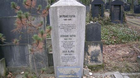 Tumba de Franz Kafka en el Cementerio de Praga-Žižkov.