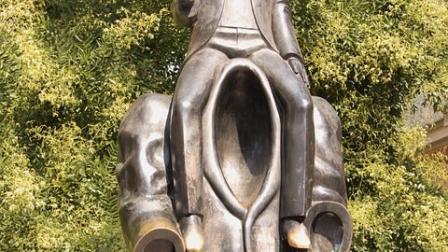 Estatua de bronce dedicada a Franz Kafka en Praga.