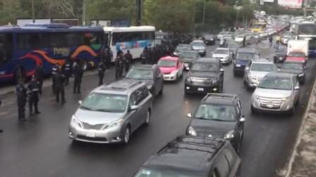 El bloqueo se da a la altura de Santa Fe lo que genera caos vial; por la tarde marcharán del Ángel al Zócalo
