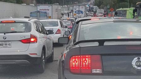 El bloqueo se da a la altura de Santa Fe lo que genera caos vial; por la tarde marcharán del Ángel al Zócalo