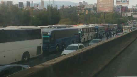 El bloqueo se da a la altura de Santa Fe lo que genera caos vial; por la tarde marcharán del Ángel al Zócalo