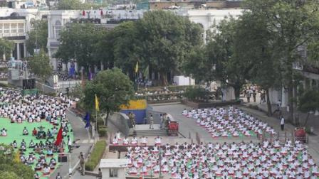 Alrededor de 30 mil personas se reunieron en la ciudad de Chadigarh para celebrar el Día Internacional del Yoga.