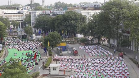 Alrededor de 30 mil personas se reunieron en la ciudad de Chadigarh para celebrar el Día Internacional del Yoga. (Foto: EFE)