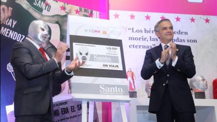 El Ejecutivo local, Miguel Ángel Mancera, presentó el boleto del Metro que homenajea a 'El Santo'.
