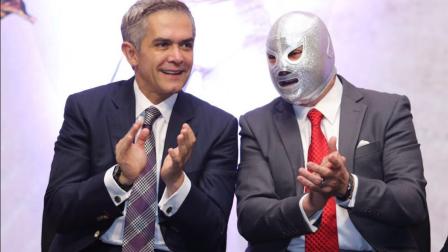 El Hijo del Santo acompañó a Miguel Ángel Mancera en la presentación del boleto del Metro. 