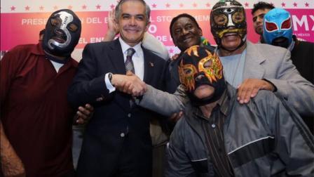 Luchadores convivieron con Miguel Ángel Mancera durante la presentación del boleto del Metro. 