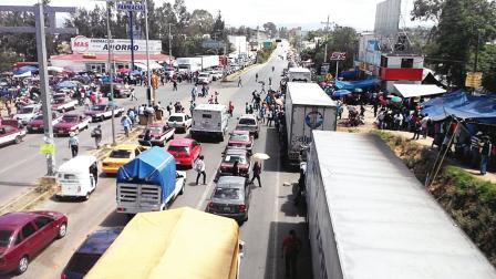 Disidentes de la Sección 22 han retenido unos 12 tráileres y pipas en San Pablo Etla, Oaxaca, pero dejan pasar motos y autos. Foto: Cortesía Quadratín