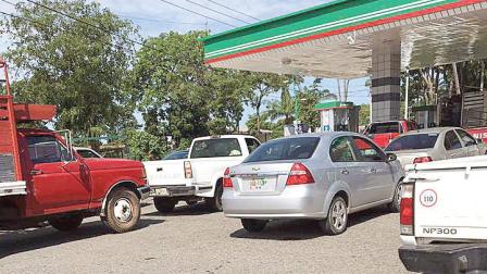 En muchas estaciones de gasolina comenzaron a limitar la venta del combustible a 15 litros por automóvil, lo que se añadió a largas filas. Foto: Gaspar Romero