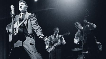 Junto con el bajista Bill Black, Moore fue miembro de la banda original de Elvis Presley, los Blue Moon Boys, y su guitarra aparece en las primeras grabaciones del legendario músico para Sun Records en 1954. (Archivo)