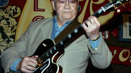 Junto con el bajista Bill Black, Moore fue miembro de la banda original de Elvis Presley, los Blue Moon Boys, y su guitarra aparece en las primeras grabaciones del legendario músico para Sun Records en 1954. (AP)