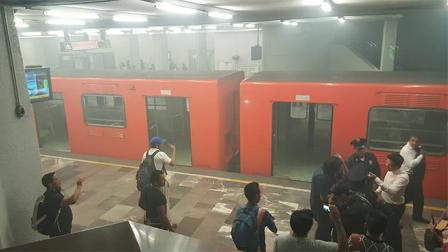 La estación San Lázaro en la Línea 1 se llenó de humo luego del corto circuito. Foto: @MayaLaInsana