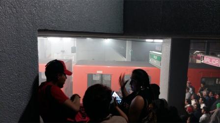 Los usuarios fueron evacuados poco a poco luego de la explosión en San Lázaro. Foto: @LuzTorresAyala