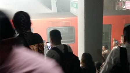 Los usuarios fueron evacuados poco a poco luego de la explosión en San Lázaro. Foto: @LuzTorresAyala