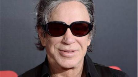 Mickey Rourke se presentó este fin de semana para la premiere de 'The Infiltrator' y su nuevo rostro causó conmoción.