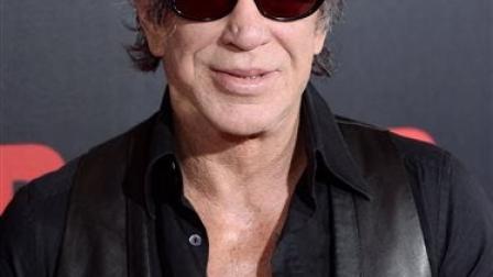 Mickey Rourke se presentó este fin de semana para la premiere de 'The Infiltrator' y su nuevo rostro causó conmoción.