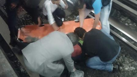 Rescatan a mujer que cayó a vías del Metro Balderas